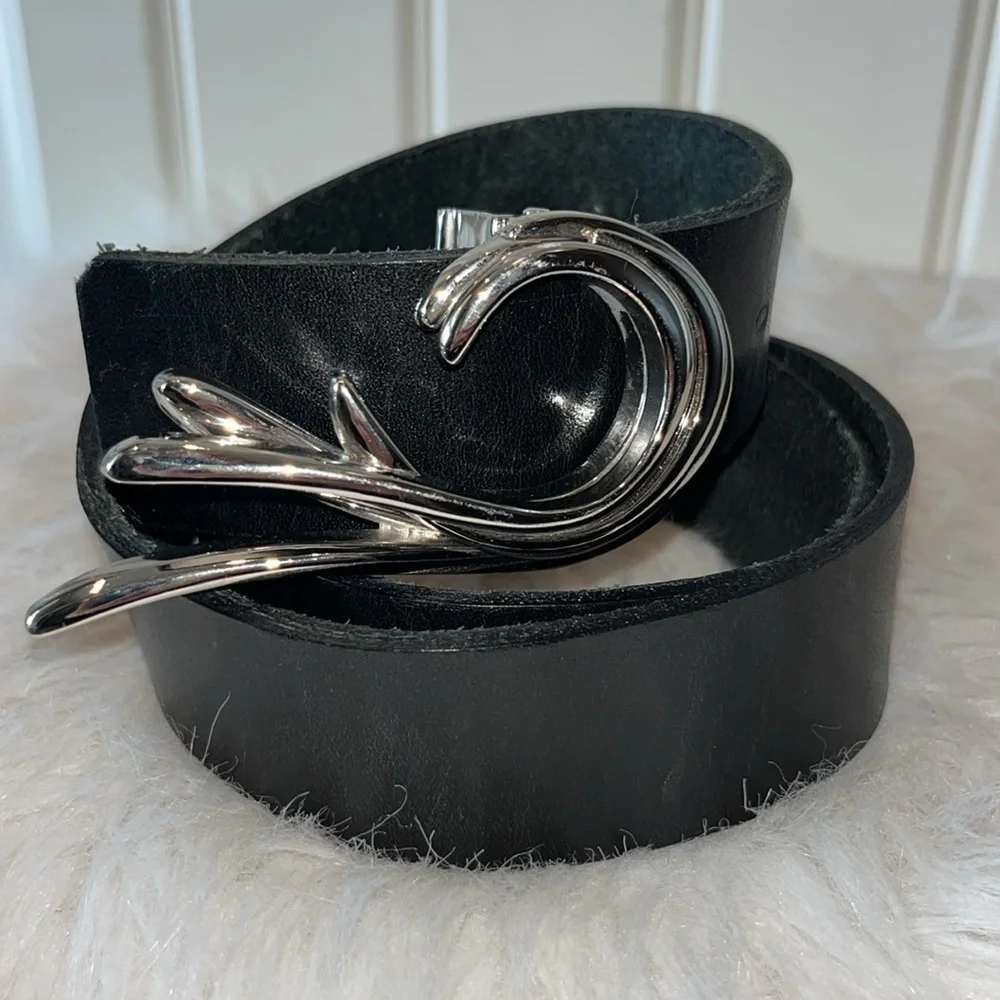 Smooth black leather belt High quality obscure brand unique silver tone buckle